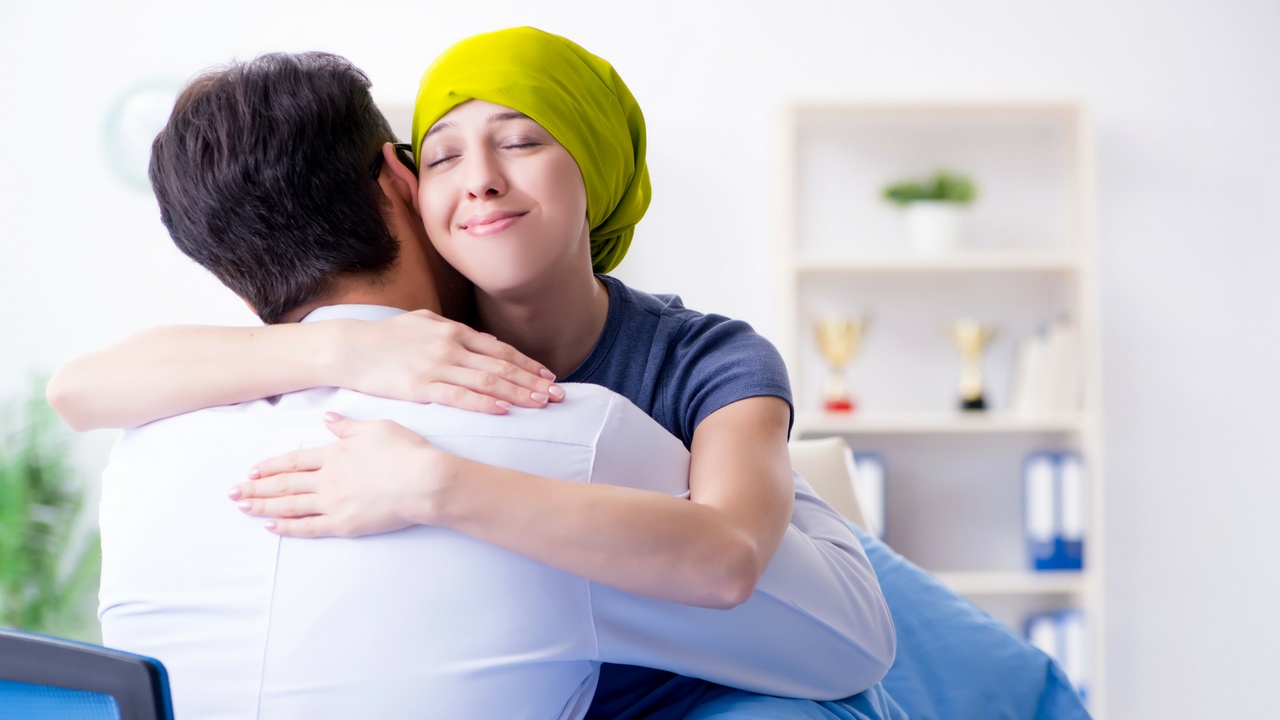 paciente de cáncer abraza a su doctor