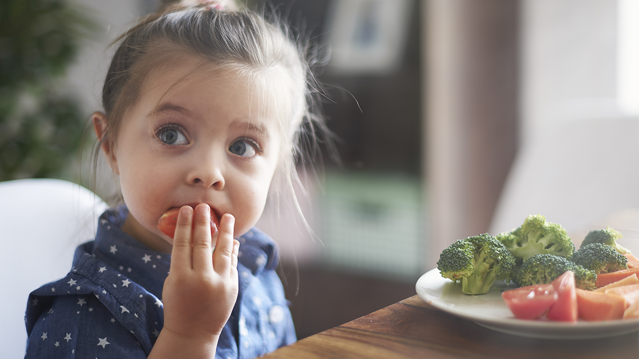 niña comiendo sus verduras