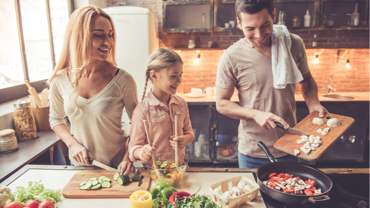 familia cocinando alimentos saludables
