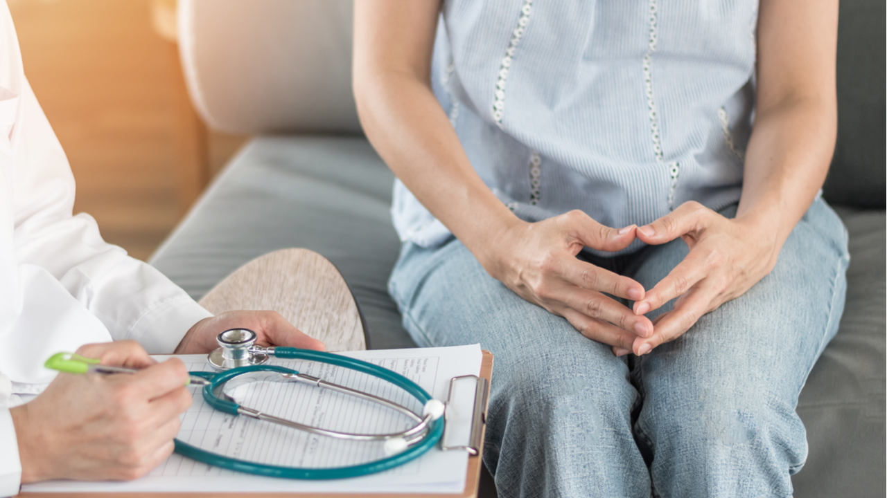 mujer en cita ginecologica con doctor