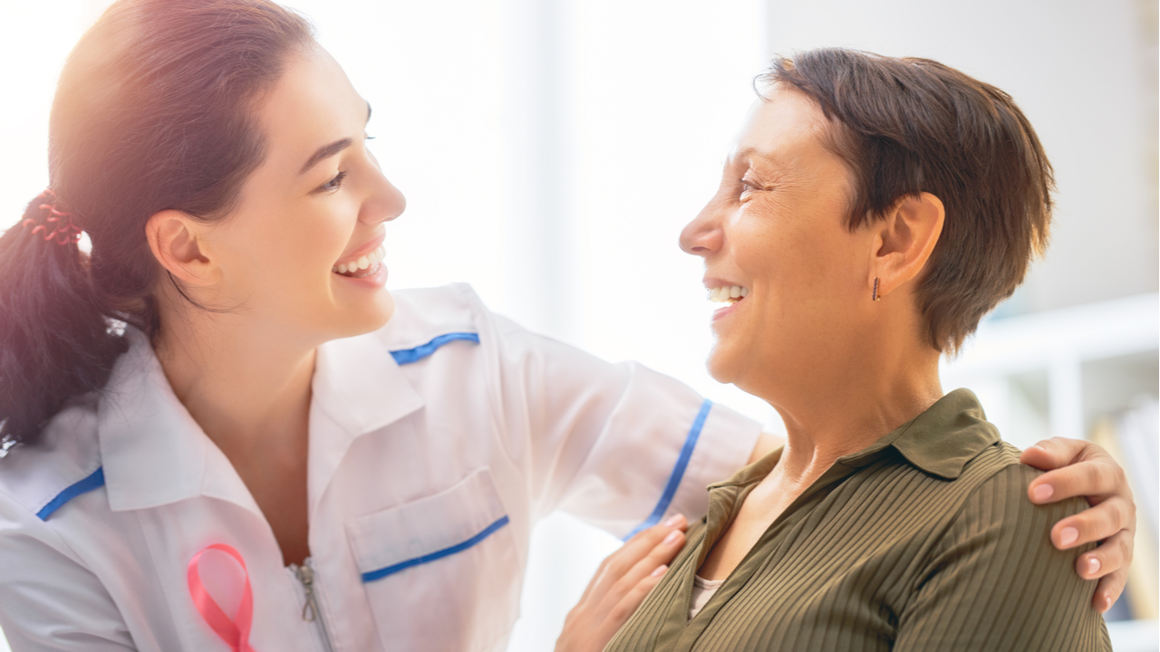 mujer en consulta con doctora