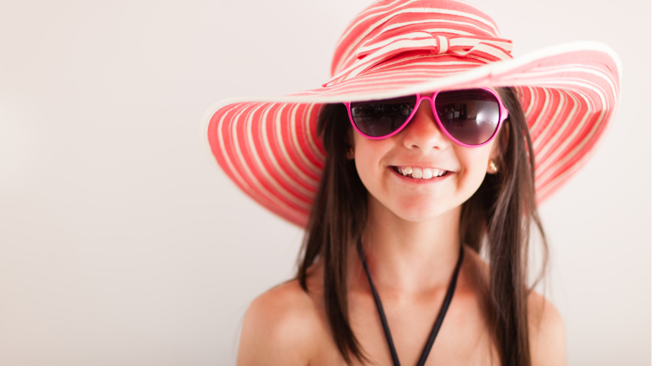 proteccion contra rayos uv con sombrero y lentes de sol