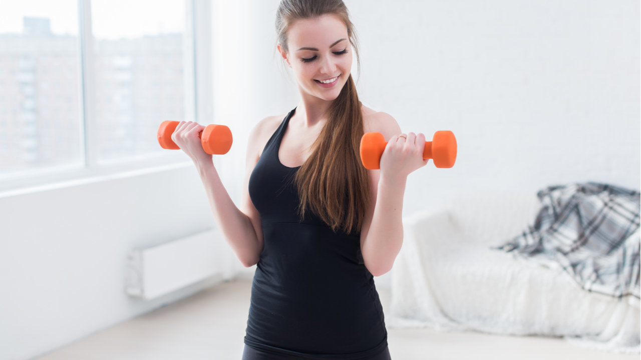 mujer haciendo ejercicio de biceps