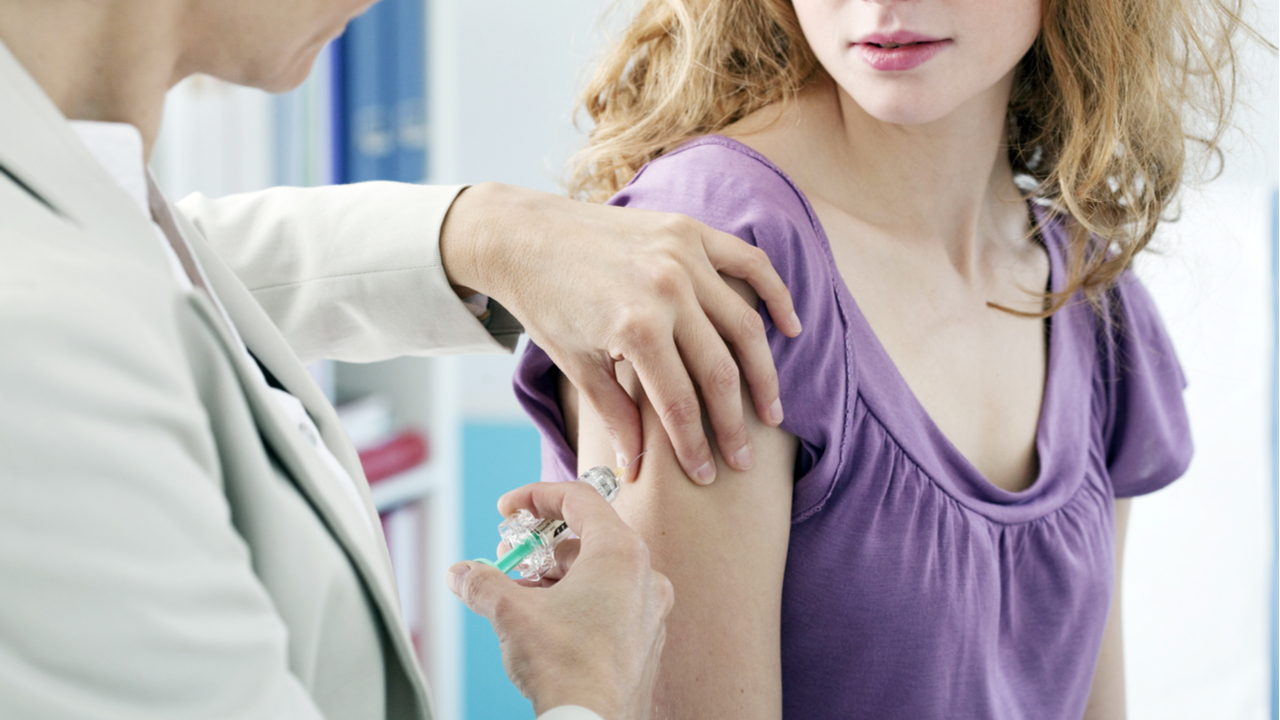 vacuna en el brazo de una mujer 