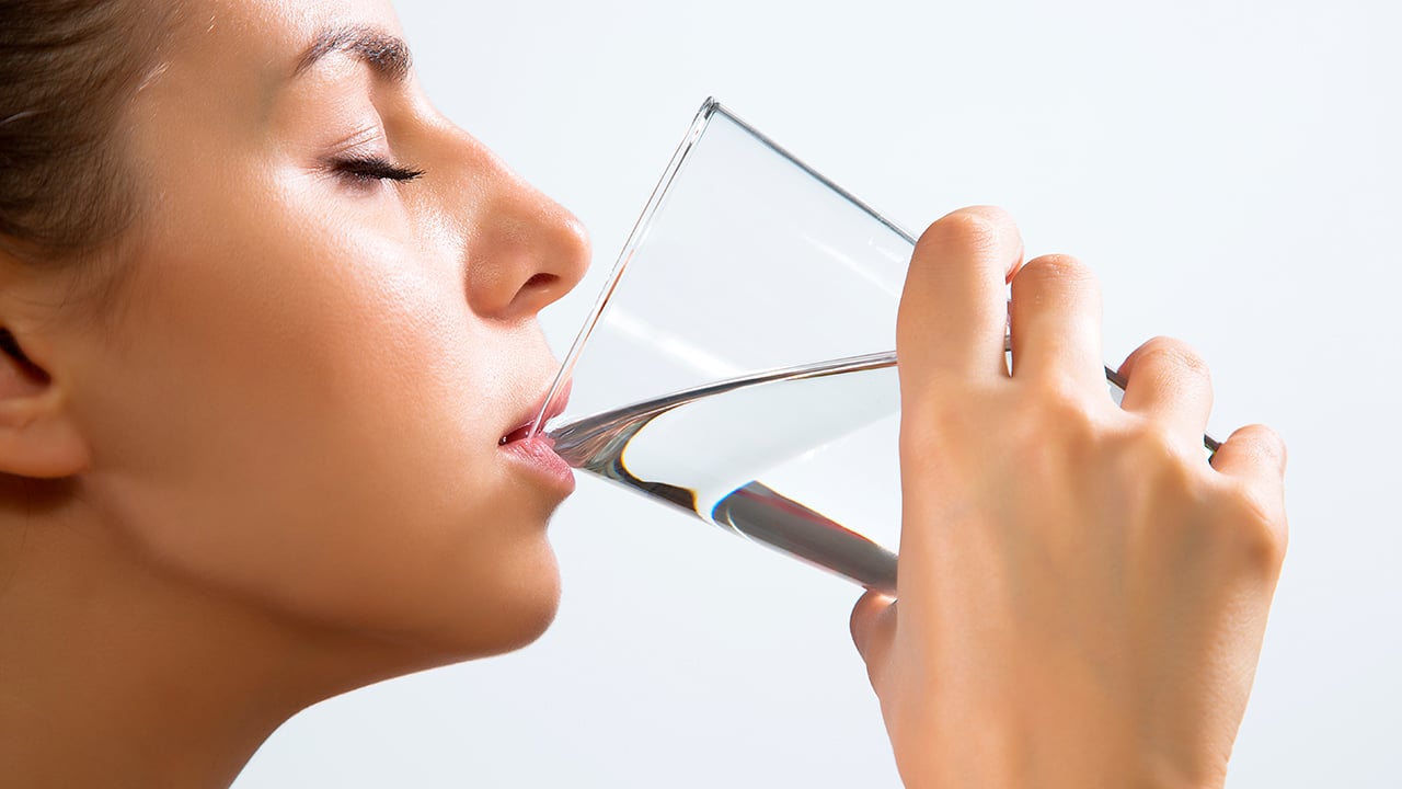 tomar-agua-sintomas-de-prediabetes-en-mujeres-1