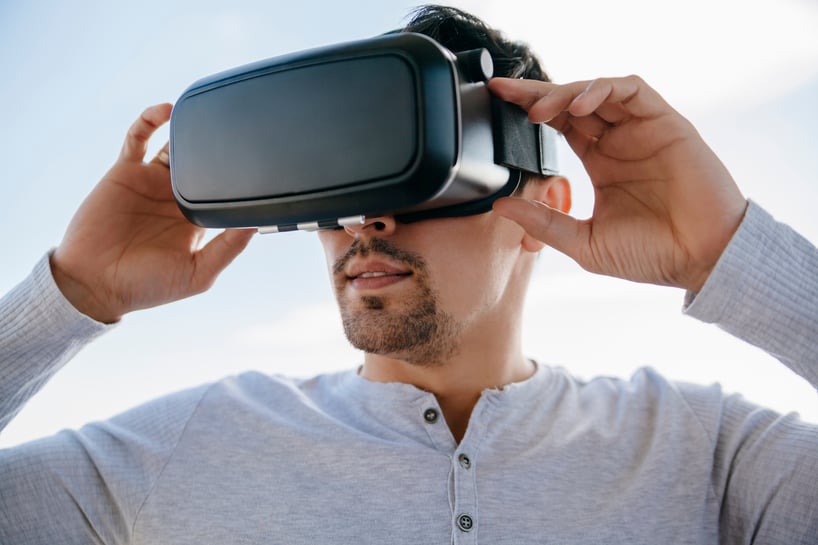 hombre utilizando lentes de realidad virtual