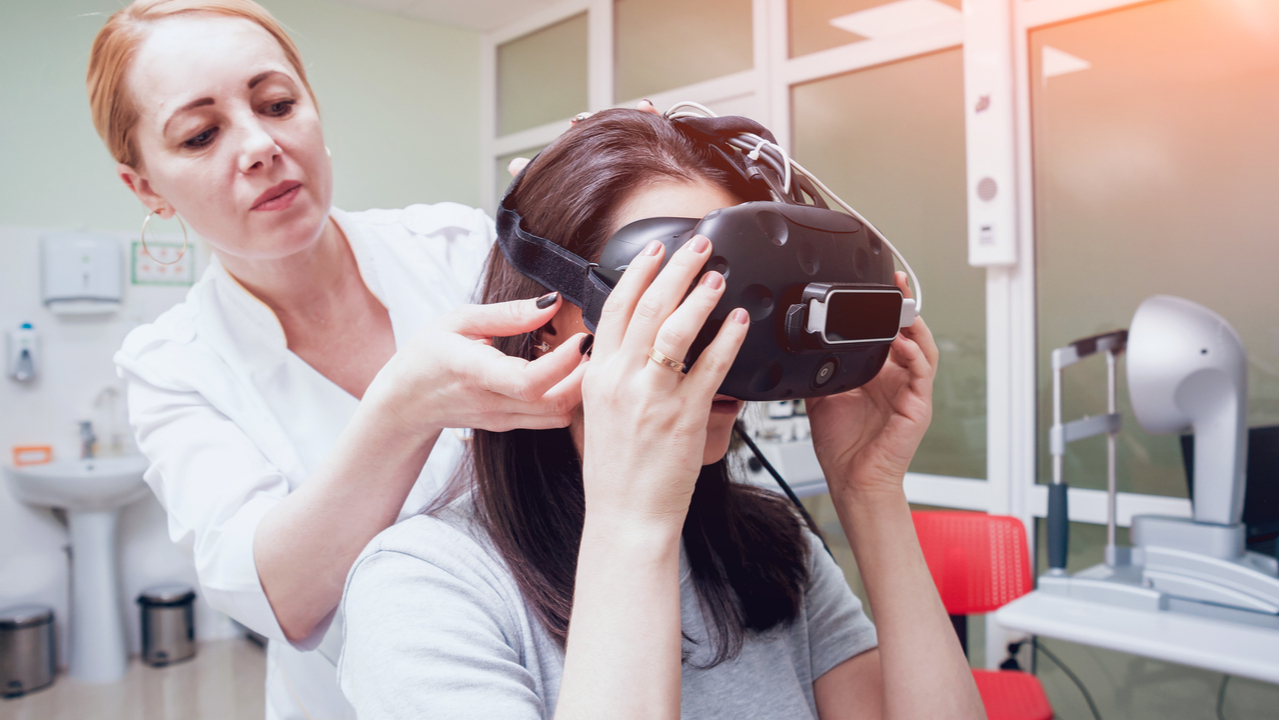 doctora con lentes de realidad virtual