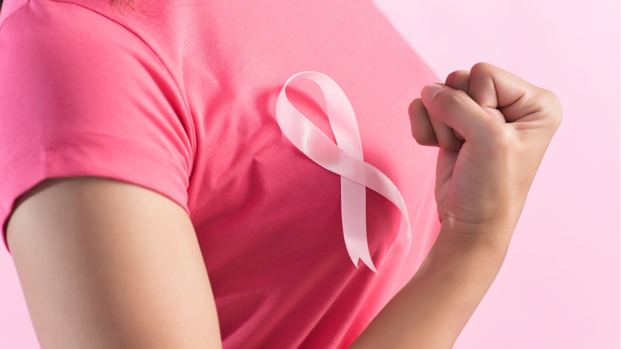 mujer con lazo rosa de cancer de mama
