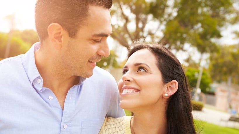 pareja de novios se miran