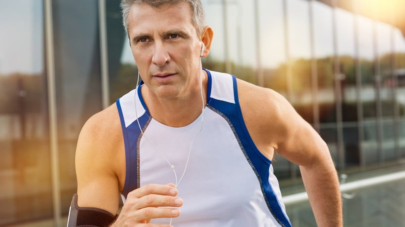 hombre con canas corriendo