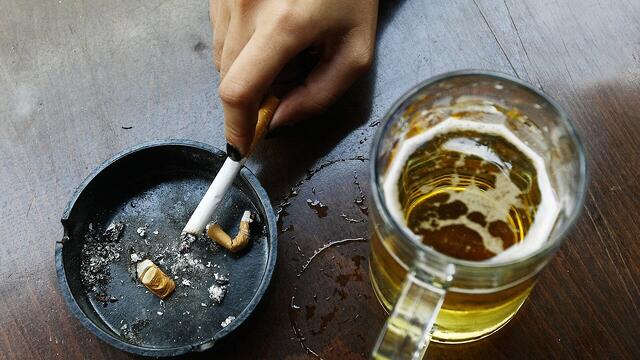 Por qué el alcohol y los cigarrillos aumentan el riesgo de cáncer