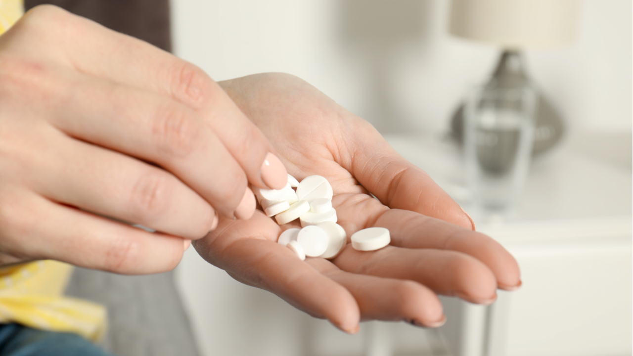 pastillas en la mano mujer