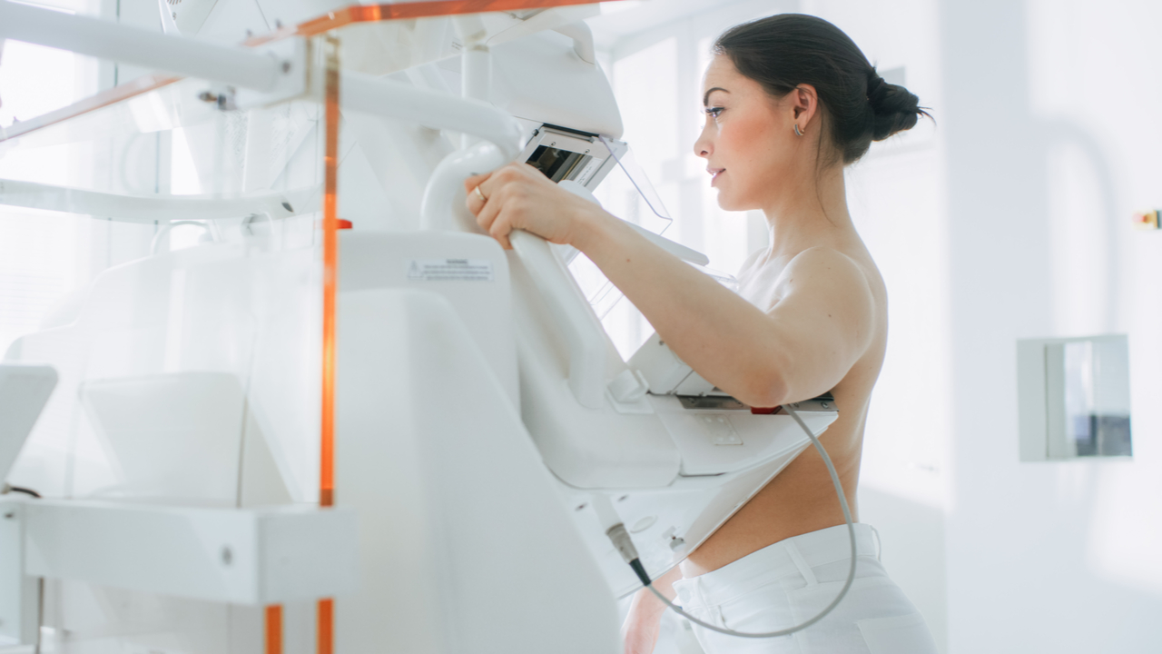 mujer haciendo examen de cuerpo