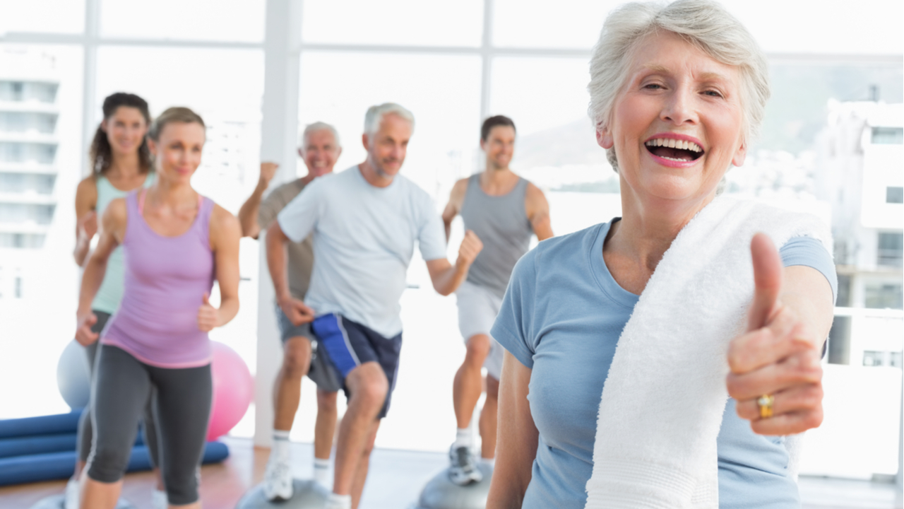 adultos mayores haciendo ejercicio