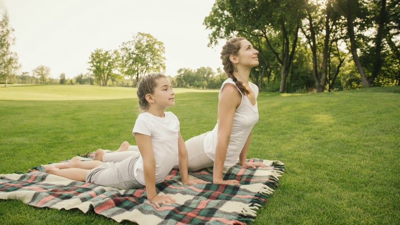 madre e hija haciendo yoga