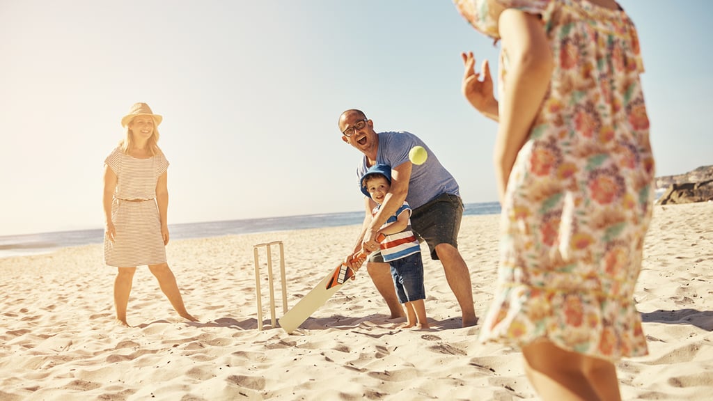 familia jugando en la playa