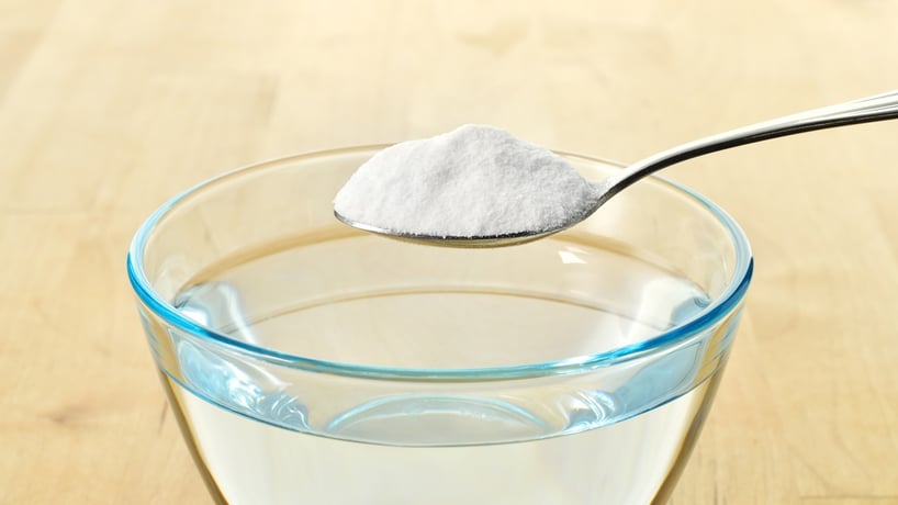 cuchara bicarbonato de sodio sobre agua