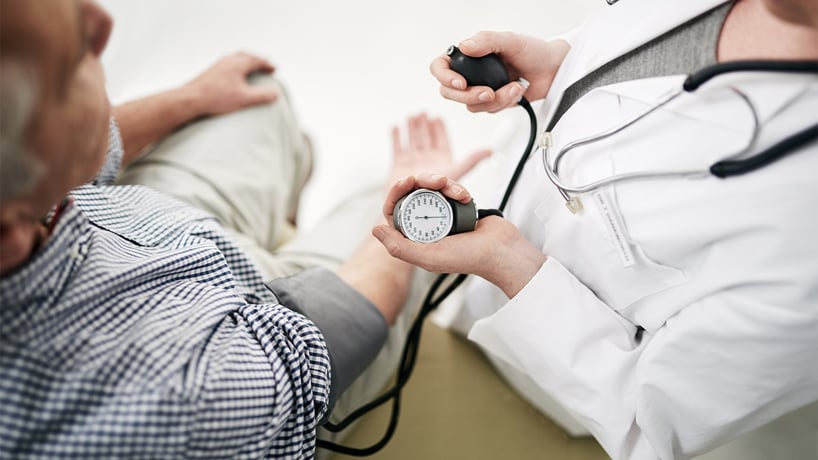 doctora mide presión arterial