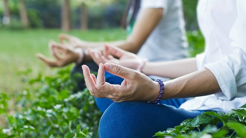 mujeres haciendo yoga