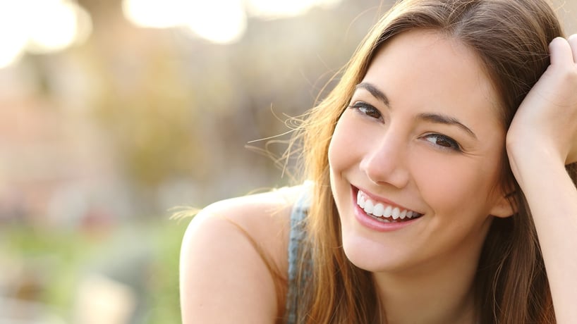 mujer joven sonriendo feliz