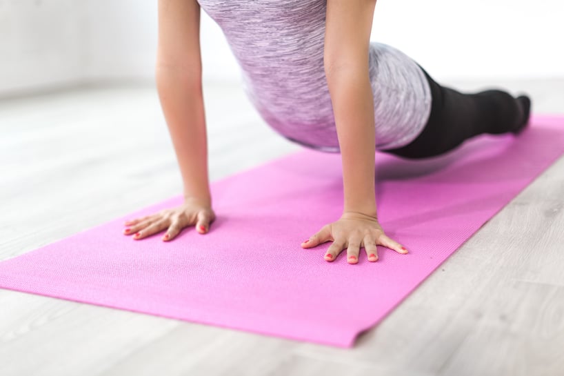 ejercicio en el mat yoga