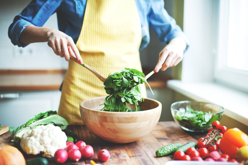 mujer preparando ensalada de verduras
