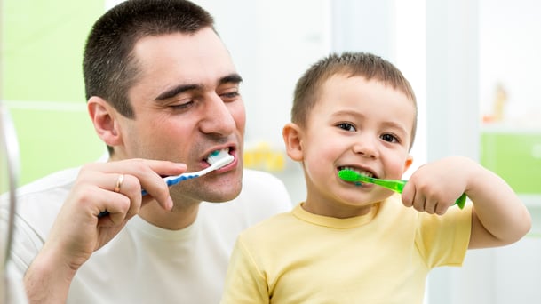 cepillado de dientes padre e hijo