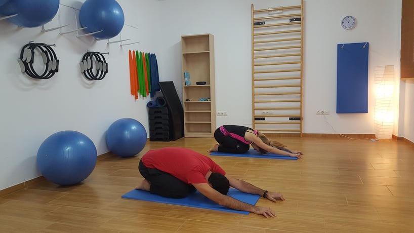 pareja tomando clases de pilates