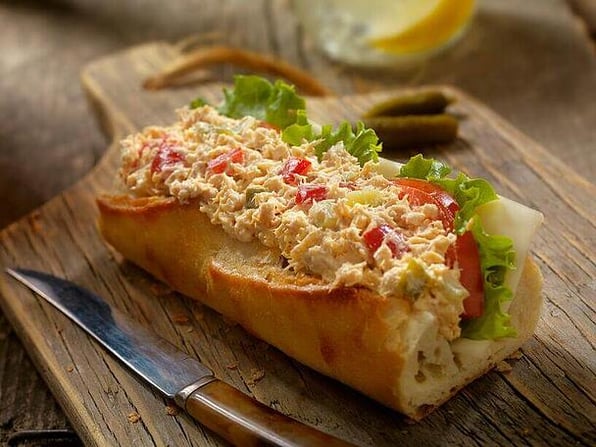 Un sandwich es una gran alternativa para comer productos marinos.