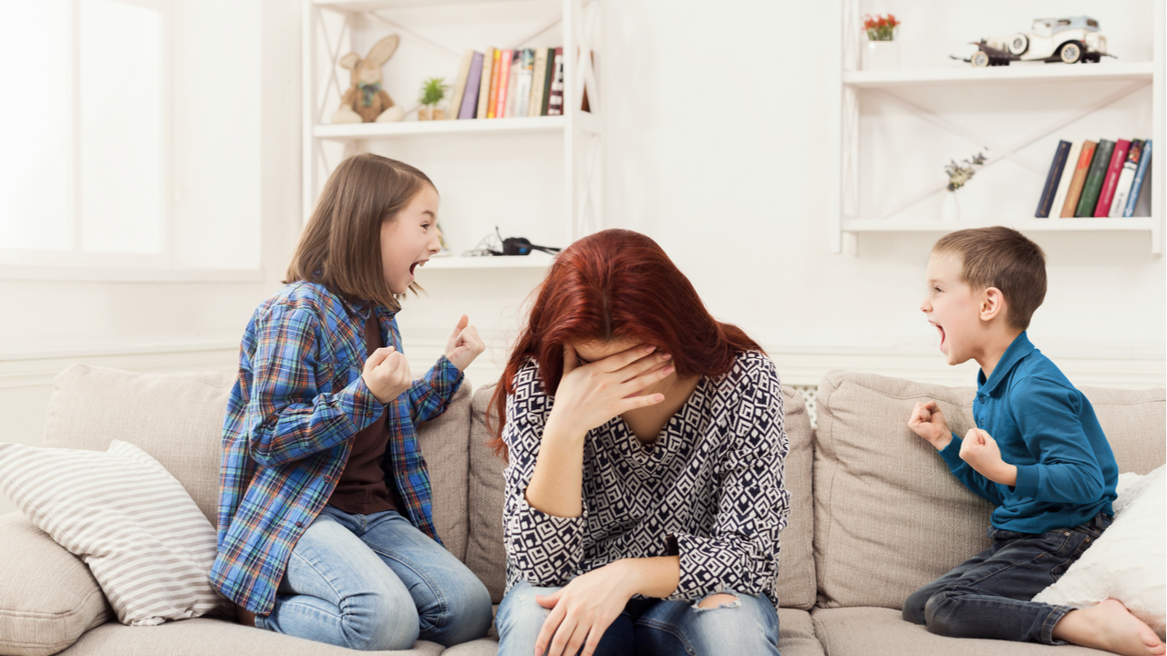 madre estresada mientras niños gritan