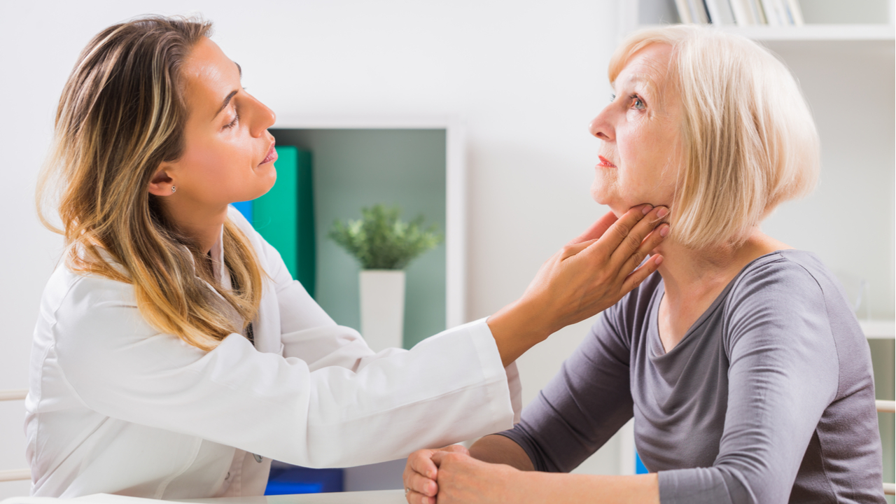 doctora examinando ganglios a mujer mayor