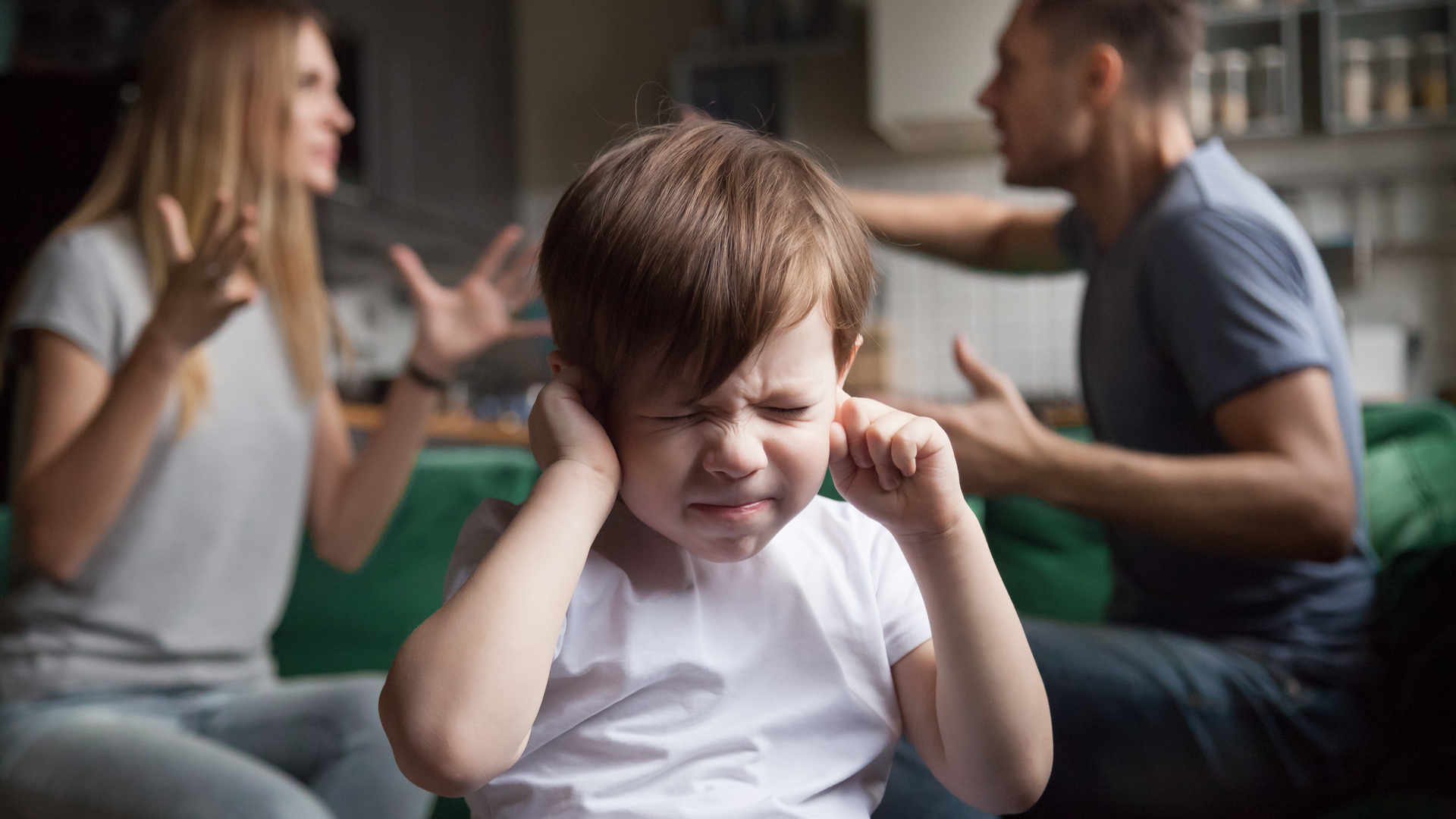 niño tapandose los oidos