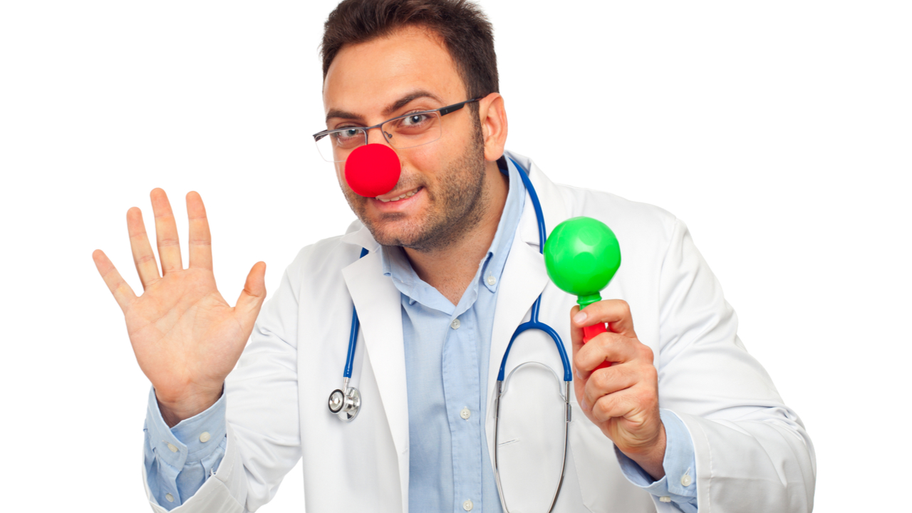 doctor con nariz de clown