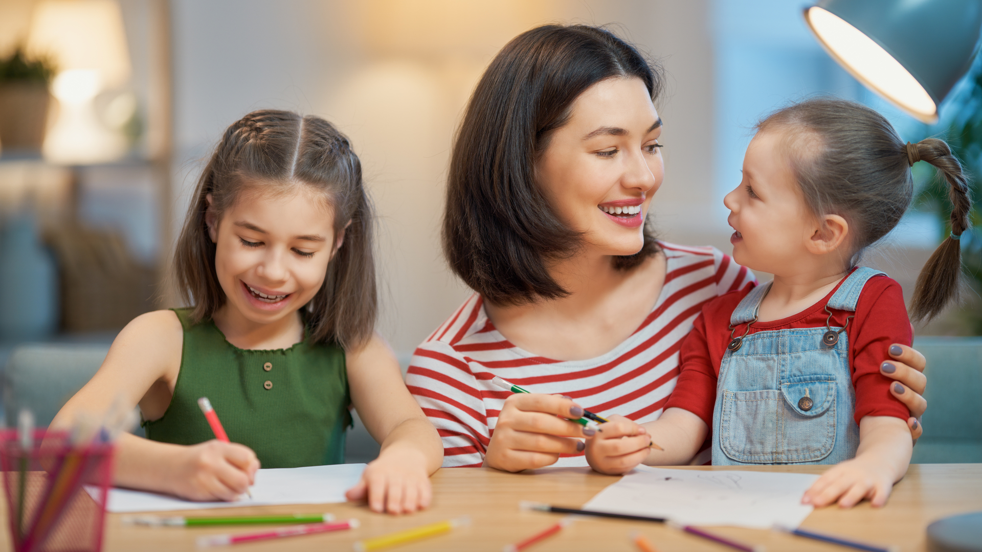 mama pintando con sus hijas