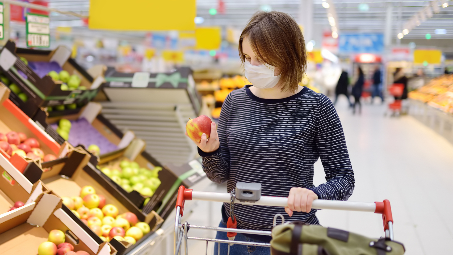 mujer comprando en supermercado con mascarilla