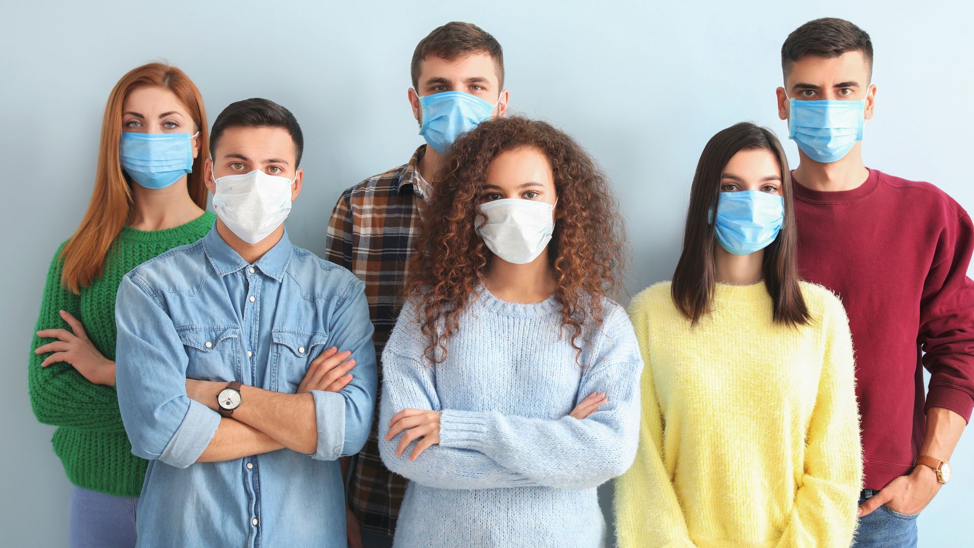 jovenes con mascarillas