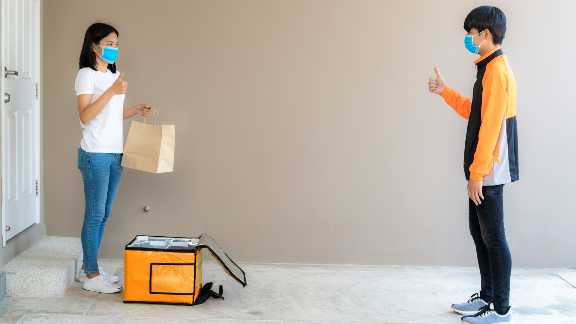 mujer recibe delivery en pandemia