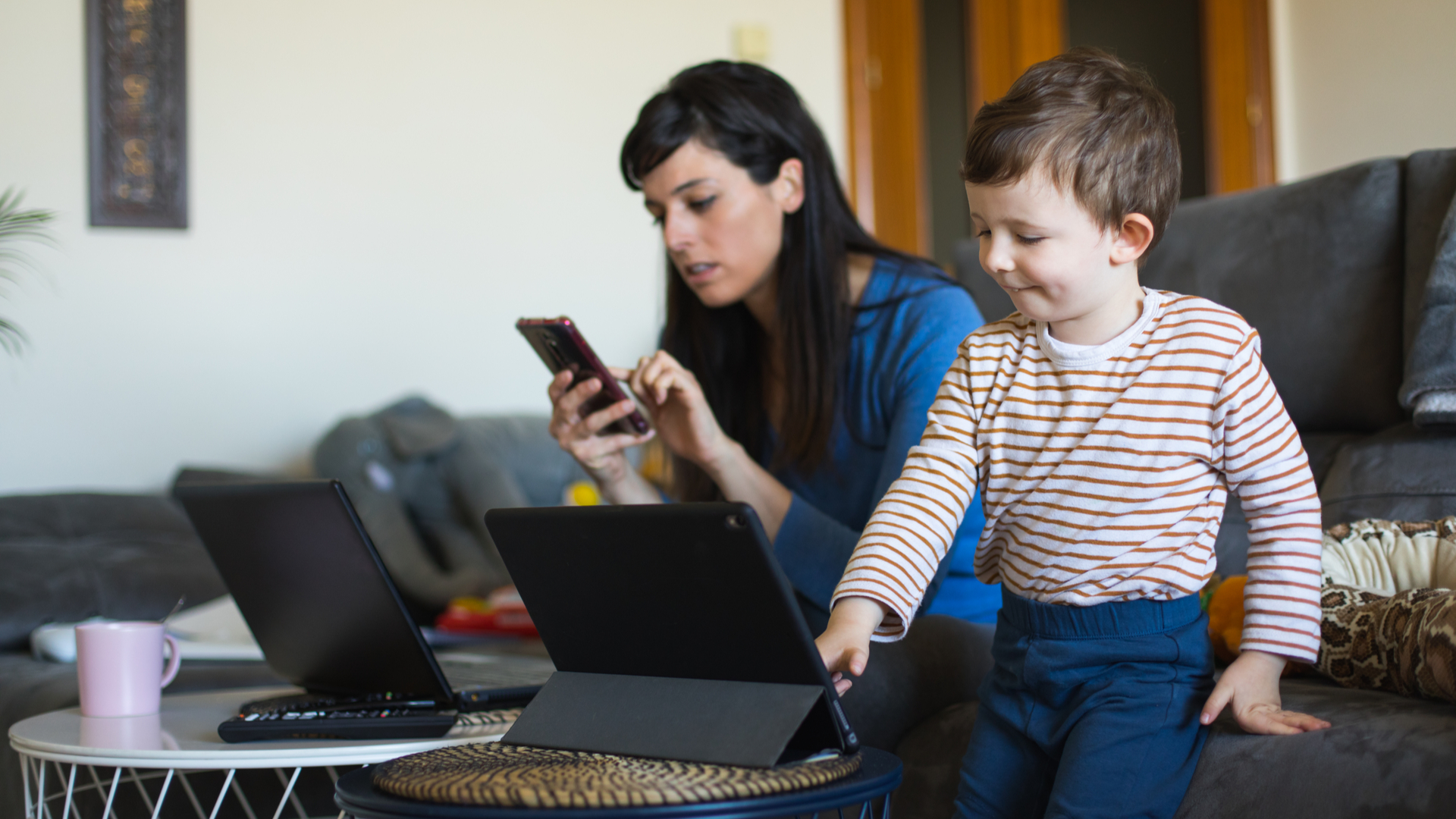 mujer y niño viendo dispositivos moviles
