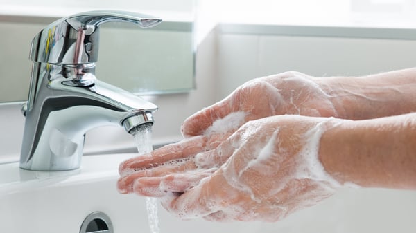 manos lavandose con agua y jabon