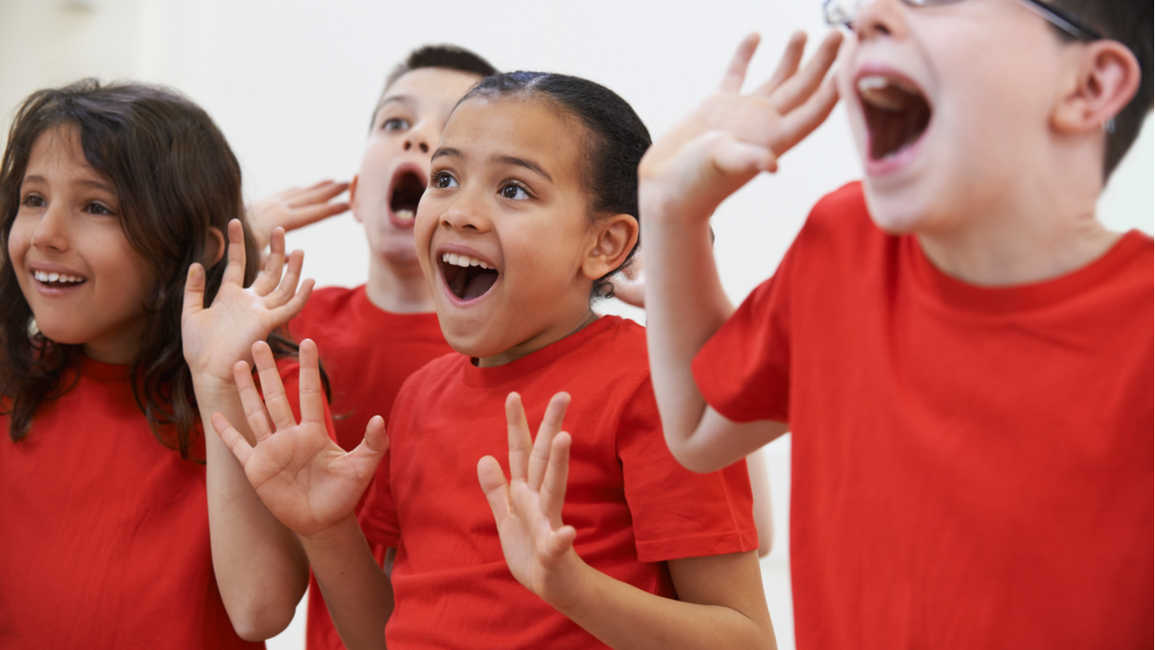 grupo de niños felices de rojo