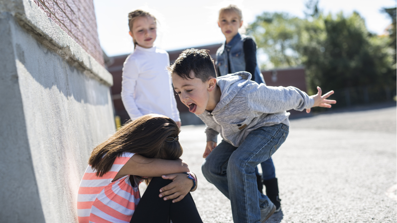 niño grita a niña