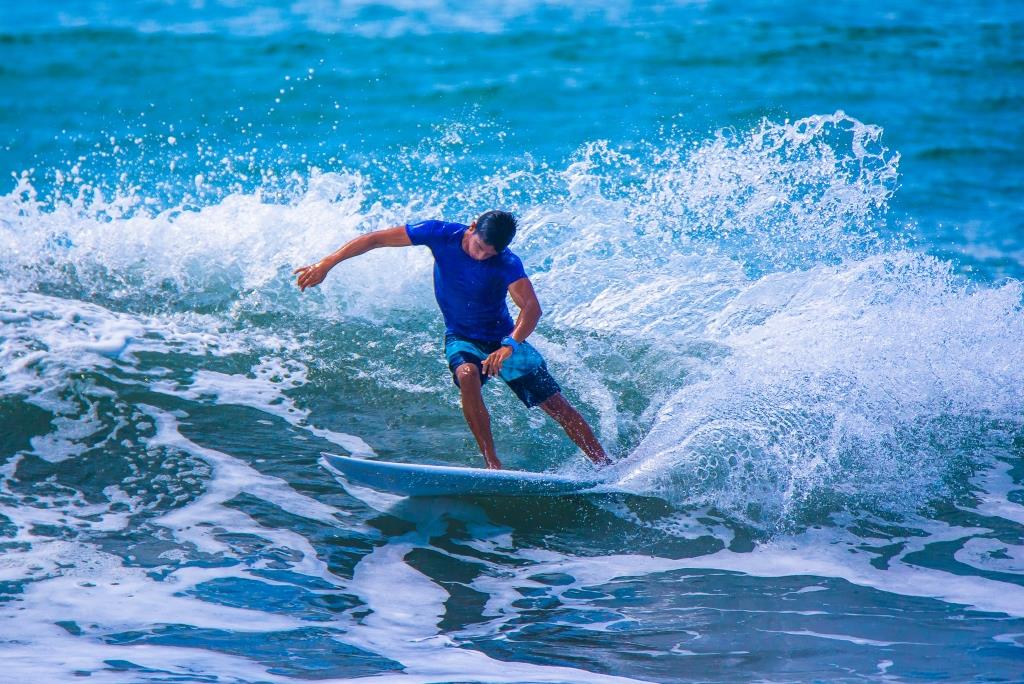Joven practicando surf 
