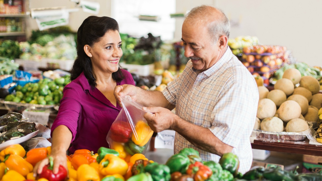pareja de adultos mayores comprando vegetales