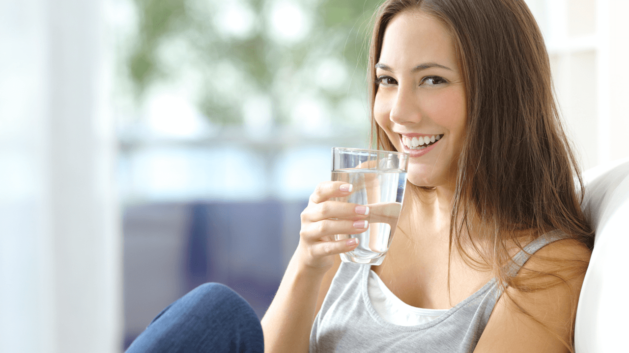 beneficios de tomar agua
