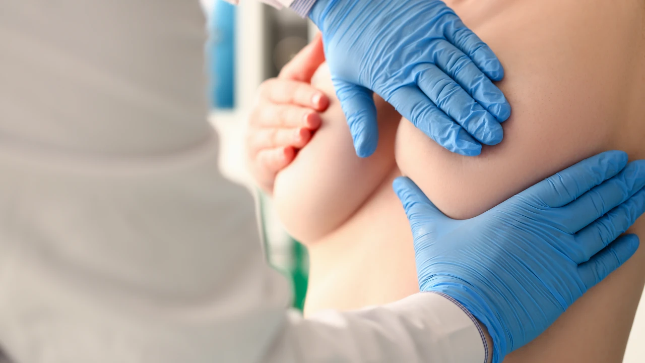 medico examinando mamas para descartar cancer